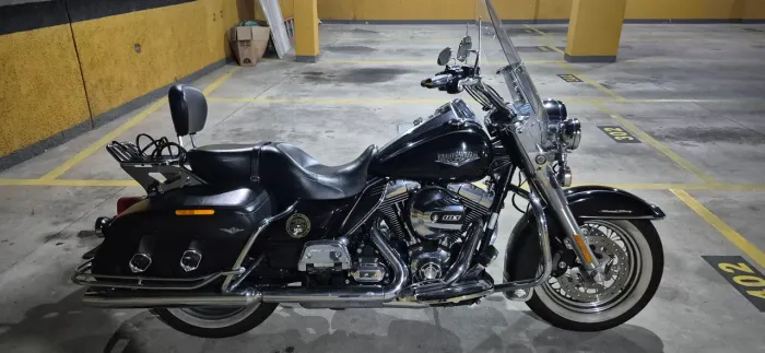 Harley-Davidson Road King Classic ano 2014 único dono. Equipada e com baixa kilometragem.