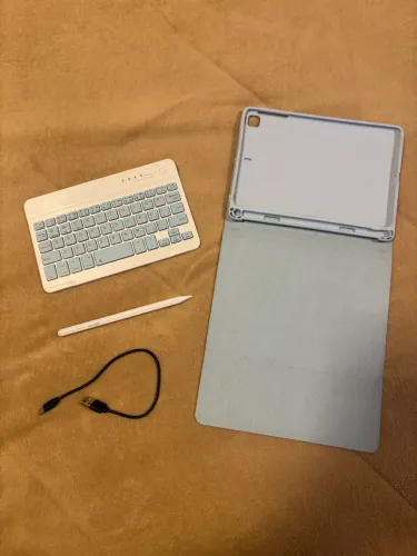 Capa teclado para iPad + caneta touch