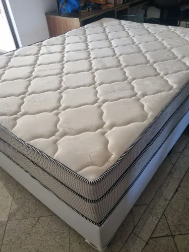 Vendo cama box casal. 