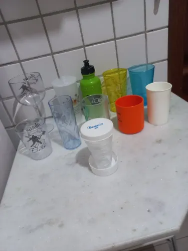 Canecas e garrafas para água de várias cores