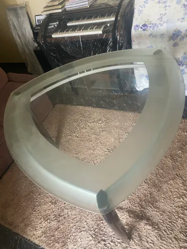 Mesa de Jantar Triangular com Tampo de Vidro Jateado e Base de Madeira 