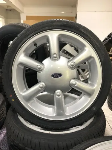 Roda Mondel Ghia aro 17 4x108 com pneu Ford XR3 Ka Fiesta
