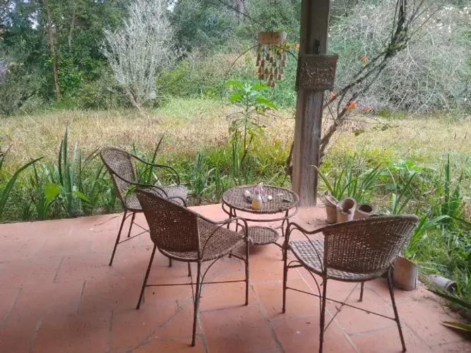 Mesa e cadeira de varanda de vime e ferro