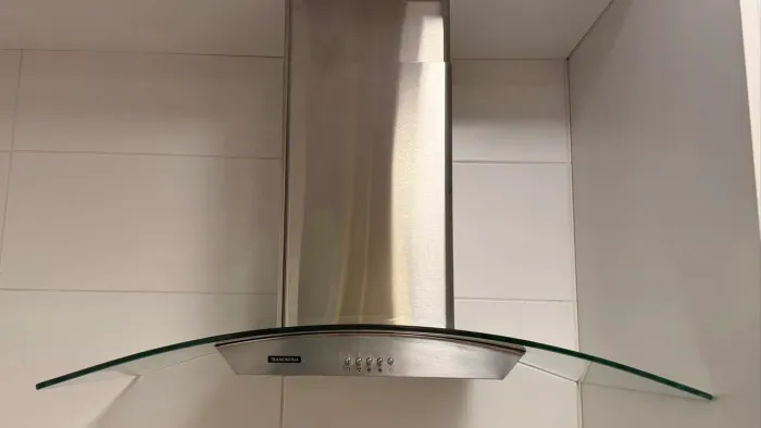 Coifa Tramontina em inox com vidro curvo