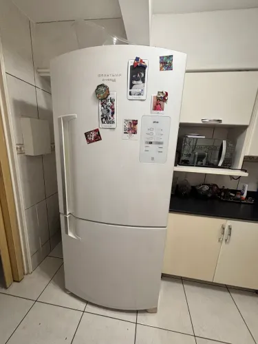 Geladeira Brastemp Inverse Maxi Frost Free com painel ative e Smart Ice.