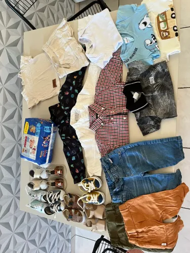 Lotinho de roupas e sapatos masculino P e M