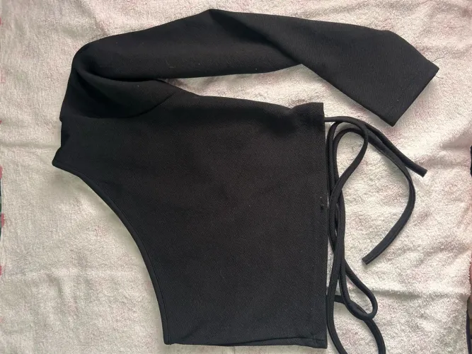 Cropped De uma manga longa preto
