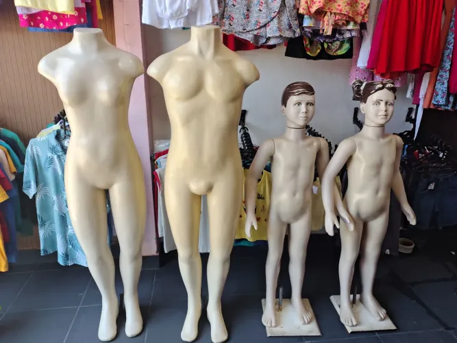 Manequins e araras 