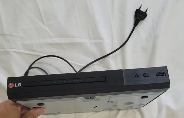 Vendo leitor de DVD / CD da marca LG compacto e em ótimo estado de conservação!