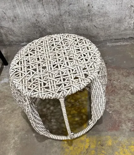 Puff/ Banqueta em fibra sintética