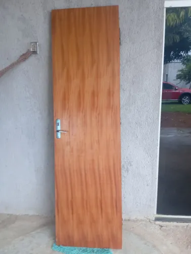 Vendo essa porta de madeira 2,10×60 preço 220 reais.
