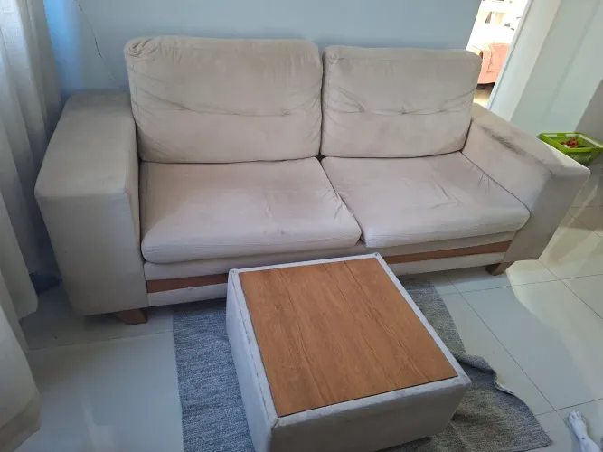 Sofa 3 lugares e um pufe