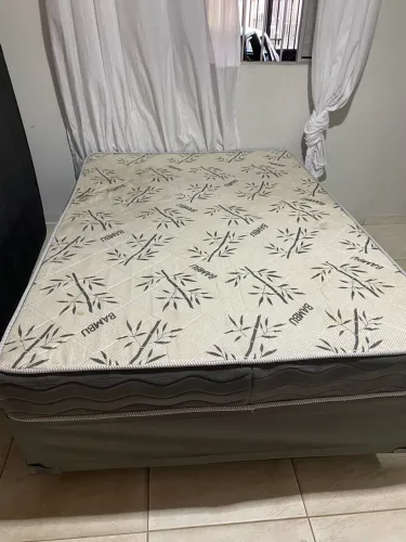 Cama semi nova