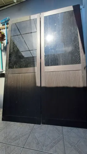 Vendo um porta em alumínio e vidro
