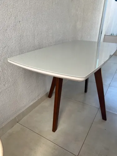 Mesa 6 lugares com tampão de vidro