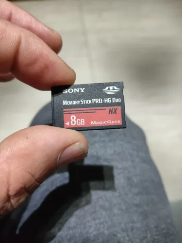 cartão de memória Sony Memory Stick PRO-HG Duo HX de 8GB.
