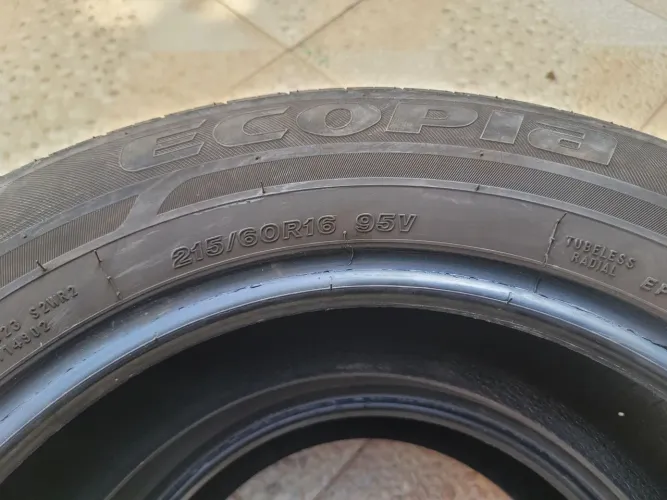 2 Pneus Bridstone Usados 215/60/R16