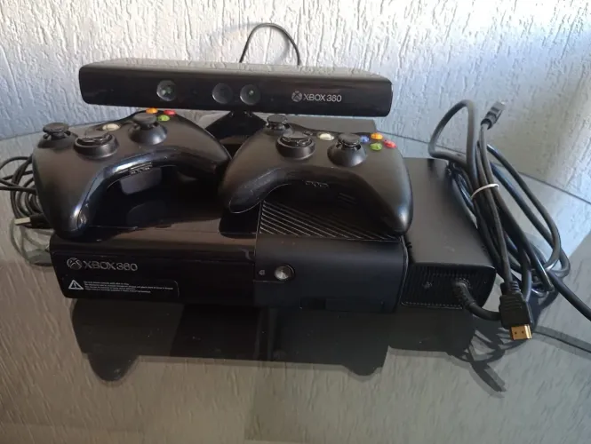 Xbox 360 super slim completo com kinect com HD 227GB, desbloqueado com 1 jogo.