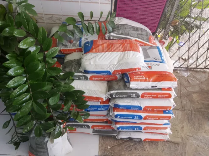 Argamassa C2 9 sacos 16 reais cada C3 25 sacos 20 reais cada dependendo do local faço a