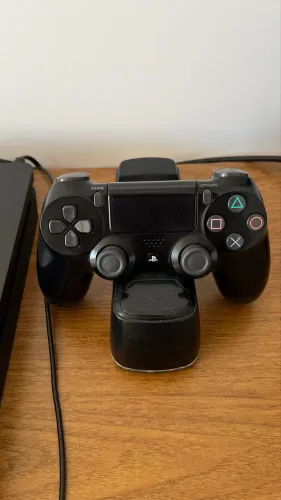 Play Station 4 com carregador de controle