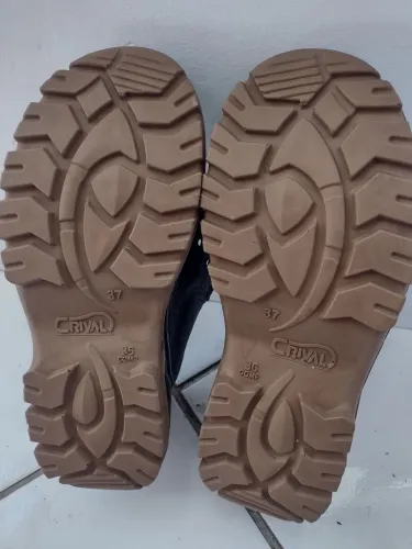Sapato tipo botina excelente para trabalhar 