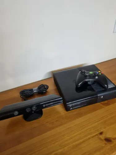 XBOX 360 + KINECT + 1 CONTROLE + 1 JOGO