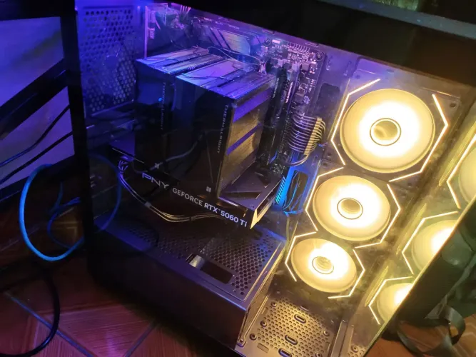 PC Gamer Ryzen 7 5700X + RTX 5060 Ti 16GB + 32GB RAM