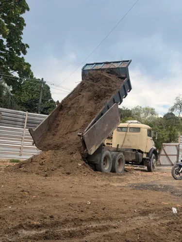 Vende-se barro com entrega