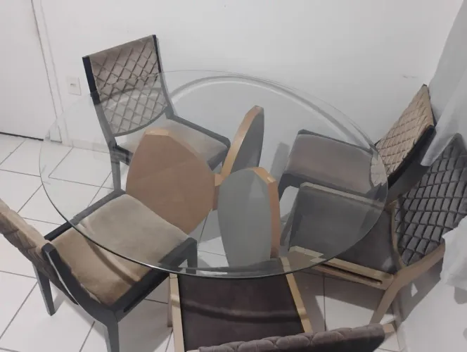 Conjunto de jantar com mesa redonda de vidro com 5 cadeiras