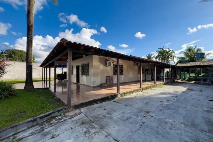 Espaço e Versatilidade: Propriedade com 1.035 m² e Piscina para Uso Misto