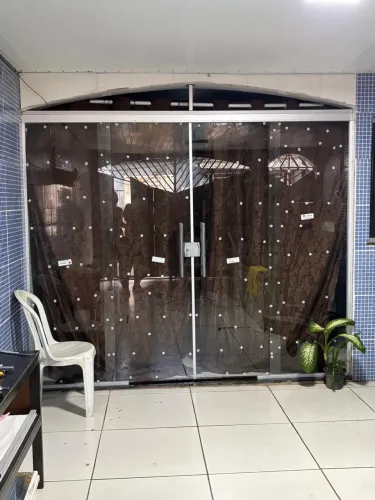 Vendo porta de vidro 4 folhas 2,10x2,50 por 1900