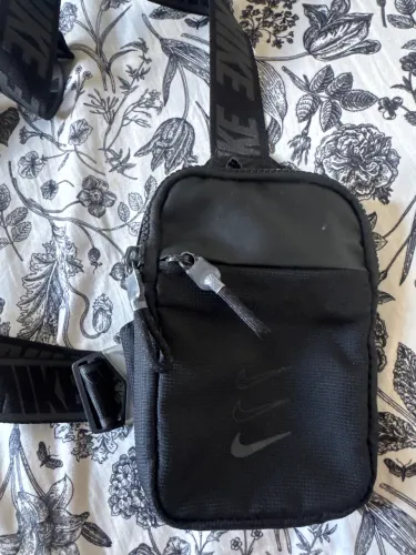 Bolsa Nike transversal preta