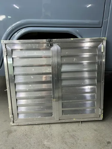 Porta Abrigo Alçapão Portinhola de Alumínio polido largura 77 altura 68 cm  duas folhas