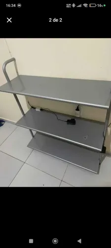 Prateleira de metal