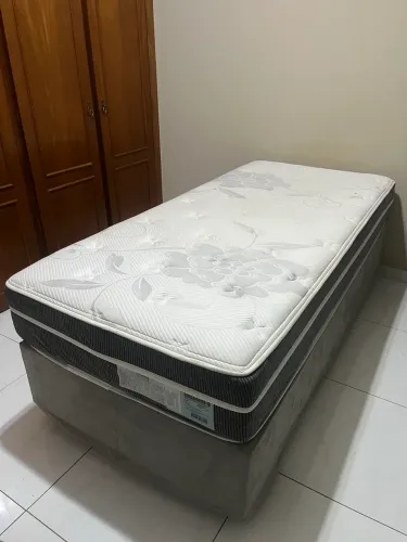 Cama Sealy solteiro (box e colchão)