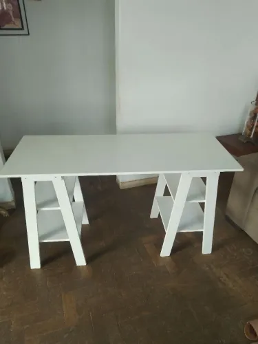 Mesa com prateleira