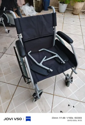 Vendo cadeira de rodas nova