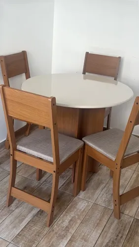 Vende-se mesa de jantar com 4 cadeiras