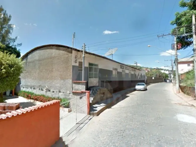 ALÉM PARAÍBA/MG Clube com campo de futebol e benfeitorias