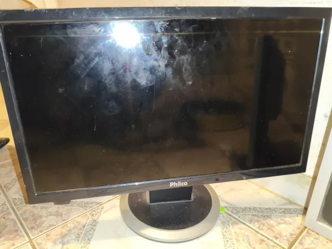Televisão Philco com tela quebrada