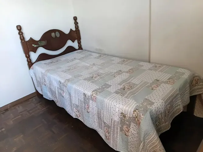 Cama de solteiro (madeira maciça) + colchão de brinde