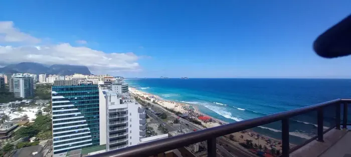 Excelente cobertura linear na Barra da Tijuca com vista mar!!