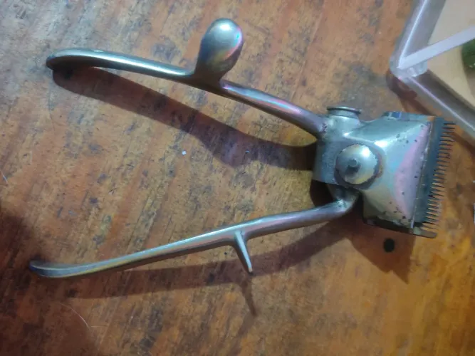 Máquina de cortar cabelo manual antiga 