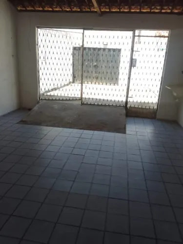 Casa em Manaíra, 2 quartos, terraço, sala, vaga para carro, 2 banheiros, cozinha, areaServ
