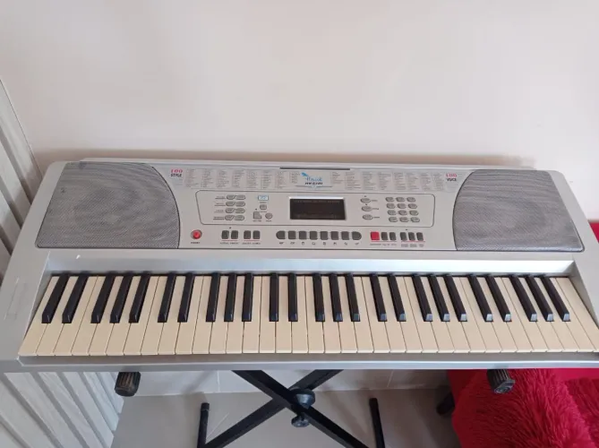 Vendo um teclado marca : Massimo  HaQK- HK6101