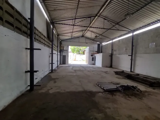 Vendo com 200m2, , galpão na Caxangá, aceito carro ou imóvel de menor valor.