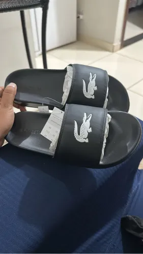Chinelo slide Lacoste 