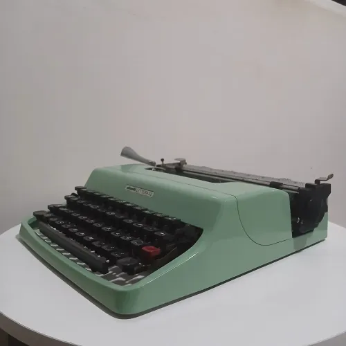 Máquina de escrever Olivetti lettera 32
