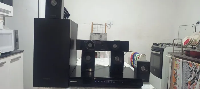 HOME THEATER BLU-RAY CINEMA SAMSUNG MODELO HT-D5100k COM 1000 WATTS RMS DE POTÊNCIA. 