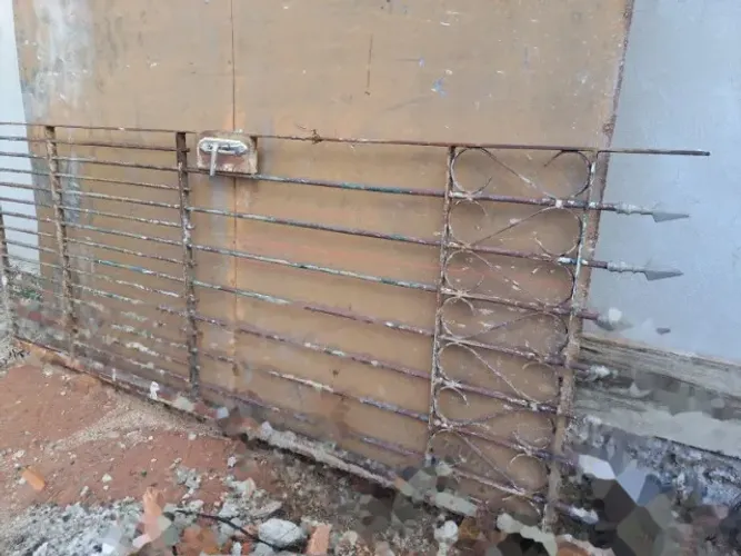 Portão de ferro puro, com 2,15cm de altura e 0,85 de largura